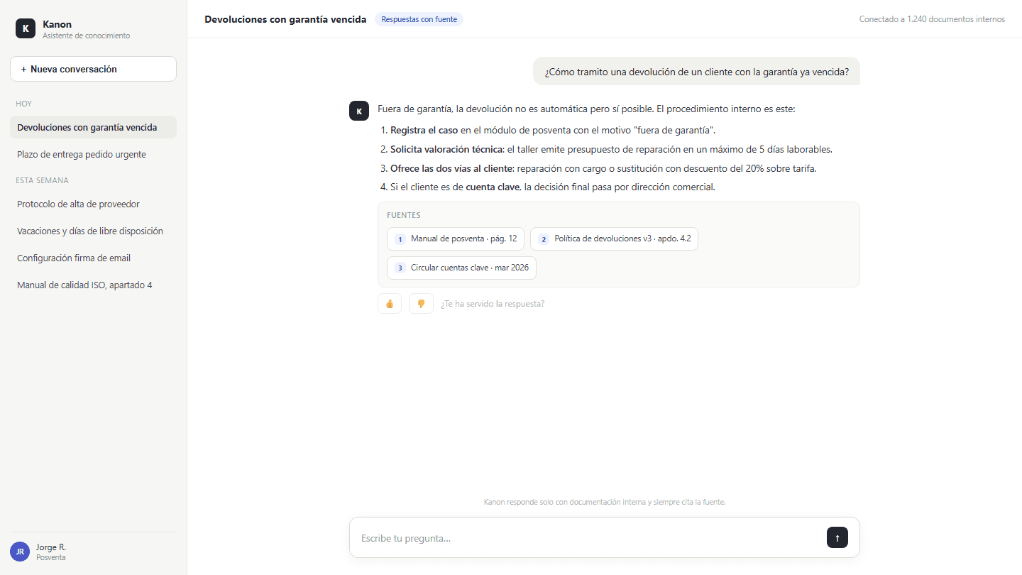 Captura del asistente interno respondiendo con fuentes